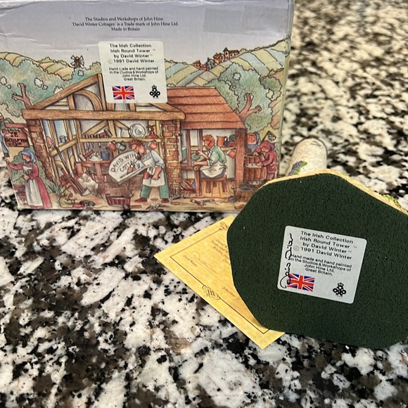 David Winter Cottages Irish Round Tower SIGNED! - Picture 6 of 7